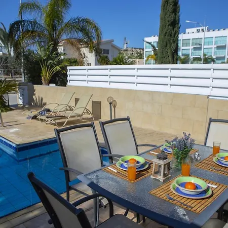 Βίλα You And Your Family Will Love This 5 Star With Private Pool Near Fig Tree Bay, 1430