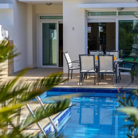 You And Your Family Will Love This 5 Star With Private Pool Near Fig Tree Bay, 1430