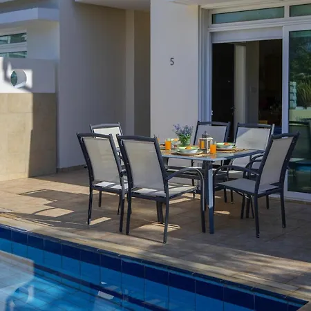You And Your Family Will Love This 5 Star With Private Pool Near Fig Tree Bay, 1430 Βίλα